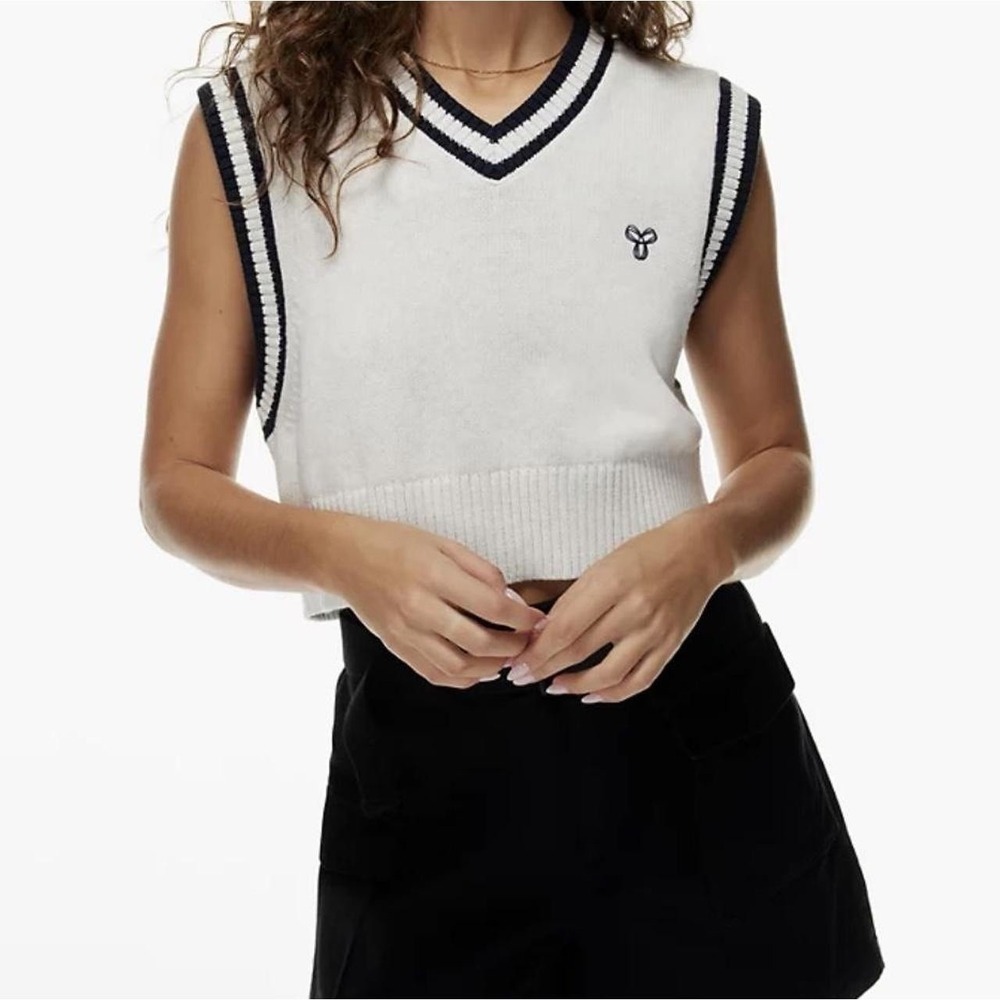 Aritzia TNA Sweater Vest Womens Small Cream Cropped V Neck Preppy Tennis Knit